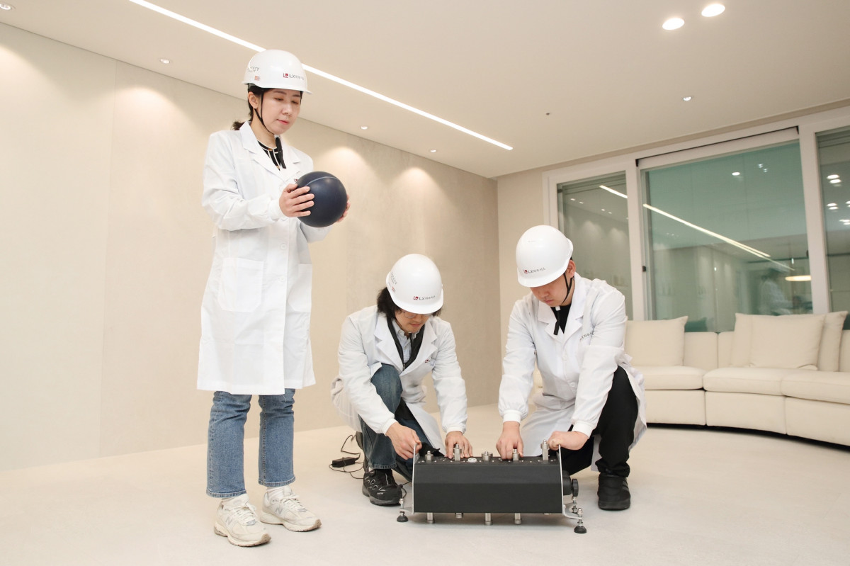 ▲서울 마곡 LX하우시스 연구소에서 연구원들이 바닥충격음 테스트를 진행하고 있는 모습. (사진제공=LX하우시스)