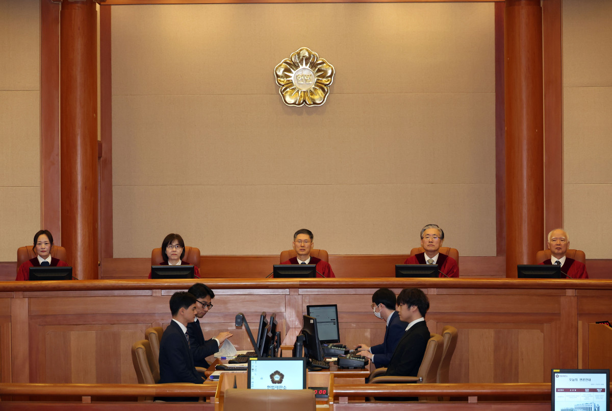 ▲ 문형배 헌법재판소장 권한대행을 비롯한 재판관들이 15일 오전 서울 종로구 헌법재판소에서 열린 이진숙 방송통신위원장에 대한 탄핵심판 제3회 변론을 위해 자리에 착석해 있다. (연합뉴스)
