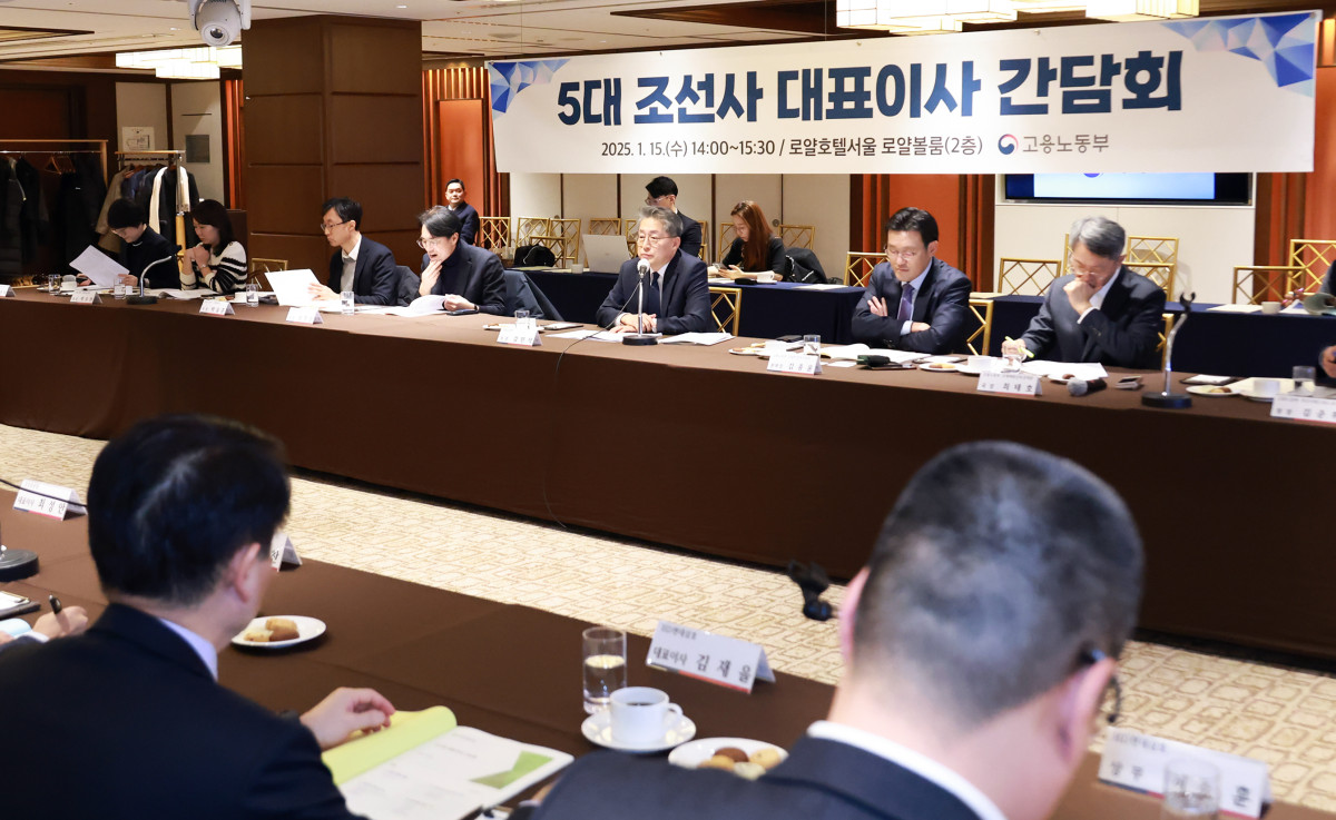 ▲김민석 고용노동부 차관이 15일 서울 중구 로얄호텔서울에서 열린 5대 조선사 대표이사 간담회에서 발언하고 있다. (사진제공=고용노동부)