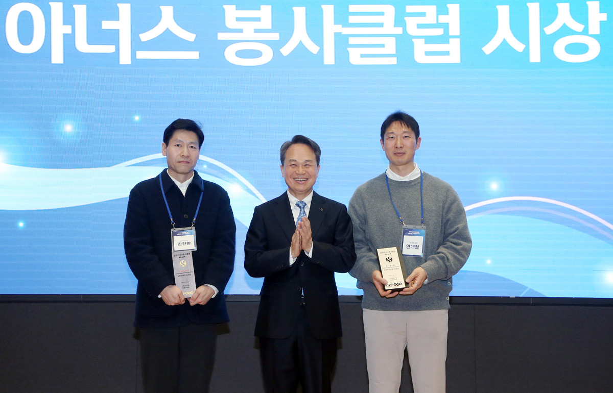 ▲이날 행사에 참석한 진옥동 신한금융그룹 회장(사진 가운데)과 신한 아너스 봉사클럽 대표로 선정된 김진환 신한라이프 프로(사진 왼쪽), 안대철 신한투자증권 수석이 기념촬영을 하고 있다 (사진제공=신한금융그룹)