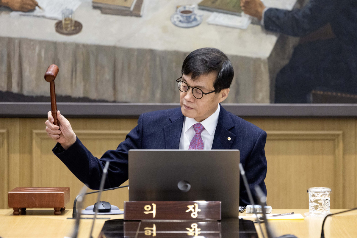 ▲이창용 한국은행 총재가 16일 서울 중구 한국은행에서 열린 금융통화위원회에서 의사봉을 두드리고 있다. 사진공동취재단
