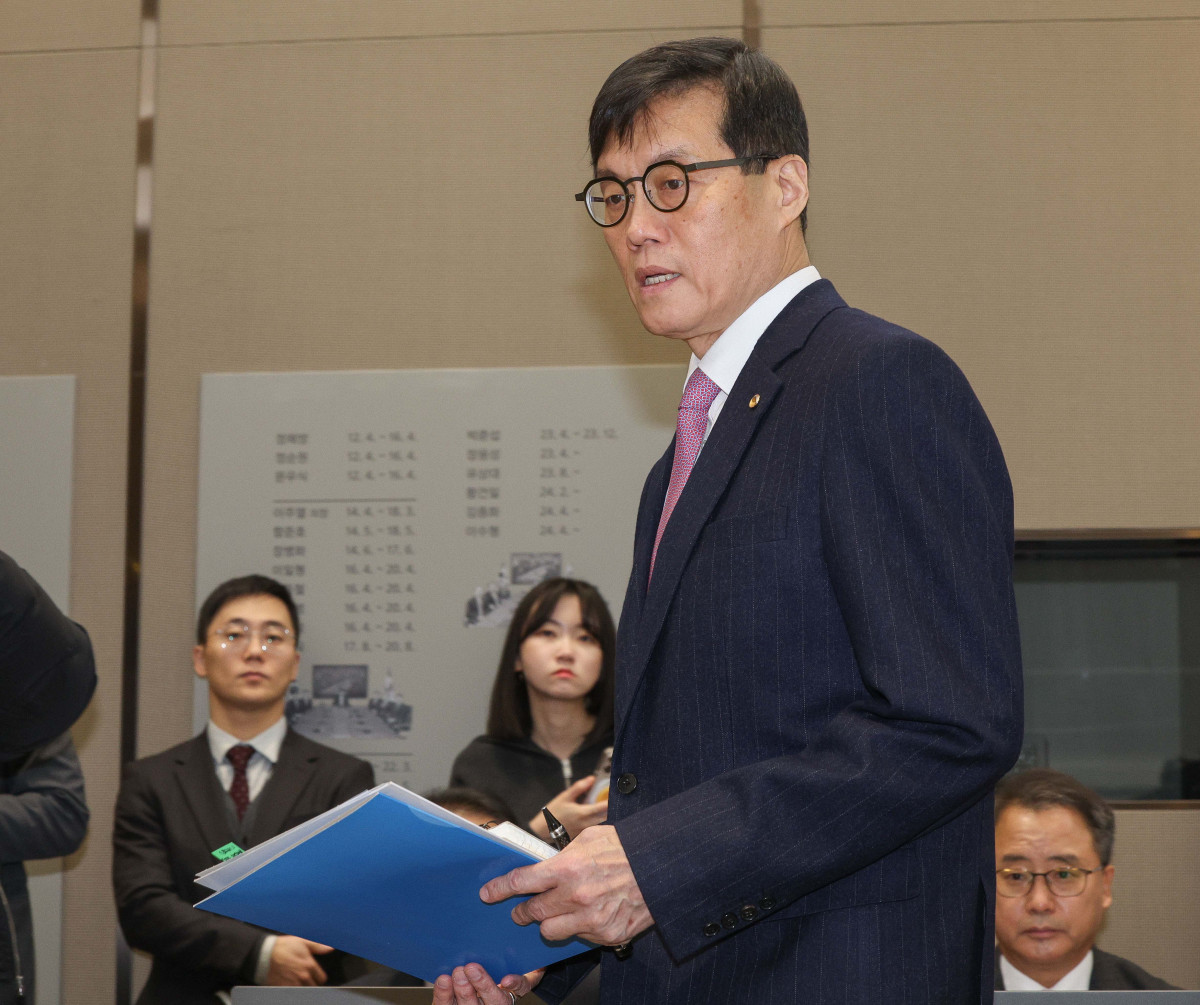 ▲이창용 한국은행 총재가 16일 서울 중구 한국은행에서 열린 금융통화위원회에 참석하고 있다. 사진공동취재단