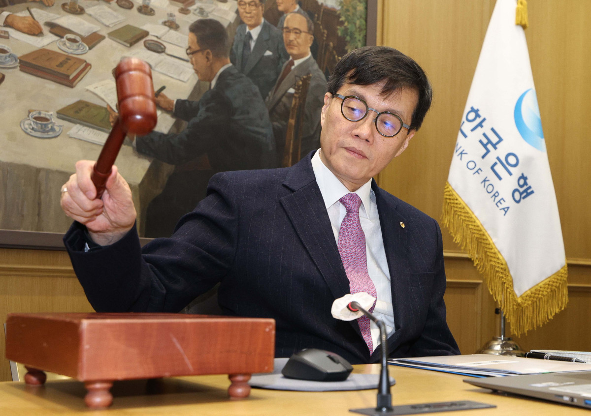 ▲이창용 한국은행 총재가 16일 서울 중구 한국은행에서 열린 금융통화위원회에서 의사봉을 두드리고 있다. 사진공동취재단
