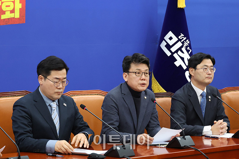 ▲진성준 더불어민주당 정책위의장이 16일 서울 여의도 국회에서 열린 정책조정회의에서 모두발언을 하고 있다. 왼쪽은 박찬대 원내대표. 고이란 기자 photoeran@