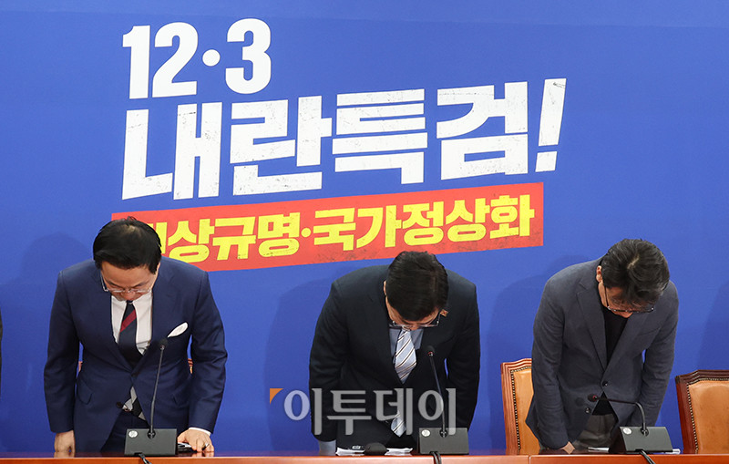 ▲박찬대 더불어민주당 원내대표가 16일 서울 여의도 국회에서 열린 정책조정회의에서 인사하고 있다. 고이란 기자 photoeran@