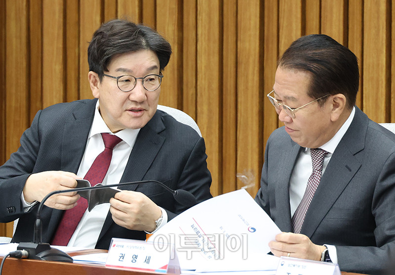 ▲권영세(오른쪽) 국민의힘 비상대책위원장과 권성동 원내대표가 16일 서울 여의도 국회에서 열린 설 명절 응급의료체계 및 호흡기 감염병 확산 점검 관련 당정협의회에서 대화하고 있다. 고이란 기자 photoeran@