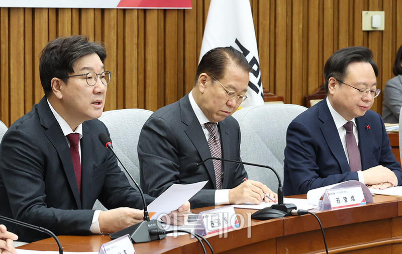 ▲권성동 국민의힘 원내대표가 16일 서울 여의도 국회에서 열린 설 명절 응급의료체계 및 호흡기 감염병 확산 점검 관련 당정협의회에서 모두발언을 하고 있다. 왼쪽부터 권 원내대표, 권영세 비대위원장, 조규홍 보건복지부 장관. 고이란 기자 photoeran@