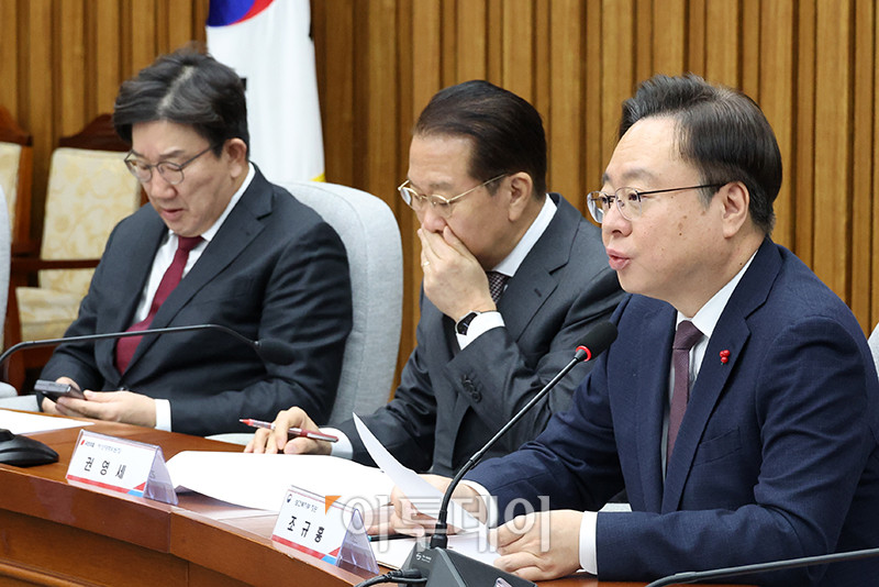 ▲조규홍 보건복지부 장관이 16일 서울 여의도 국회에서 열린 설 명절 응급의료체계 및 호흡기 감염병 확산 점검 관련 당정협의회에서 모두발언을 하고 있다. 왼쪽부터 권성동 국민의힘 원내대표, 권영세 비대위원장, 조 장관. 고이란 기자 photoeran@