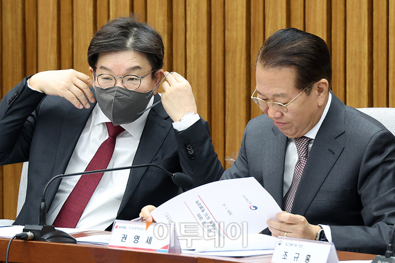 ▲권영세(오른쪽) 국민의힘 비상대책위원장과 권성동 원내대표가 16일 서울 여의도 국회에서 열린 설 명절 응급의료체계 및 호흡기 감염병 확산 점검 관련 당정협의회에서 대화하고 있다. 고이란 기자 photoeran@