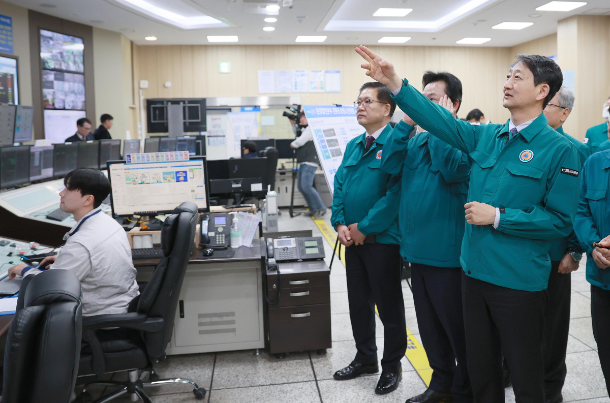▲안덕근 산업통상자원부 장관이 16일 경기도 성남시 한국남동발전 분당발전본부에서 '겨울철 전력수급 현장'을 점검하고 있다. (사진제공=산업통상자원부)