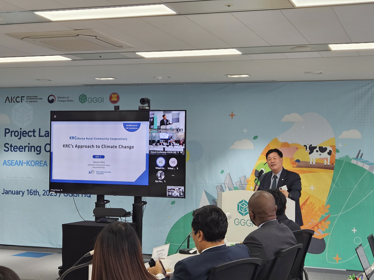 ▲박태선 한국농어촌공사 기반사업이사가 16일 사업 출범식에서 메탄 감축사업의 방향과 기후 위기에 대응한 공사의 사업과 노력에 대해 발표하고 있다. (사진제공=한국농어촌공사)