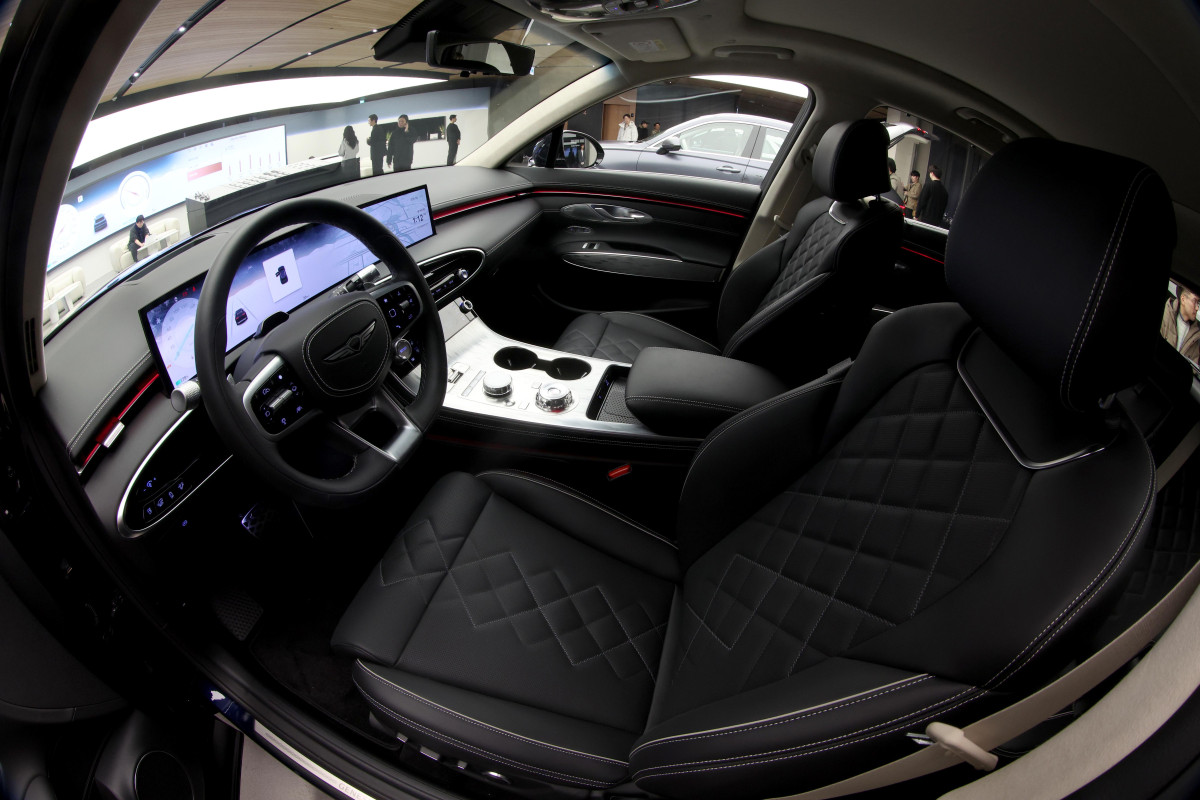 ▲현대차의 고급 브랜드 제네시스가 16일 경기 용인시 제네시스 수지에서 중형 전기 SUV ‘GV70 전동화 모델’ 부분변경(페이스리프트) 미디어데이를 갖고 차량을 선보이고 있다. 약 2년 10개월 만에 선보인는 부분변경 모델은 브랜드 디자인 철학인 '역동적인 우아함'을 바탕으로 디테일이 돋보이는 고급스러운 내외장 디자인을 갖췄다. GV70 전동화 모델엔 에너지 밀도가 높아진 4세대 SK온 배터리가 탑재됐다. 용량이 기존 77.4kWh에서 84kWh로 늘어 1회 충전 주행가능거리도 400km에서 423km(19인치 휠 기준)로 증가했다. 판매가격은 전기차 세제혜택 적용 기준 7530만원이다. 신태현 기자 holjjak@