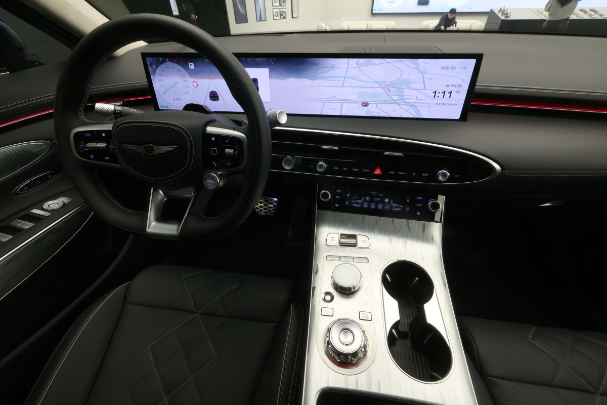 ▲현대차의 고급 브랜드 제네시스가 16일 경기 용인시 제네시스 수지에서 중형 전기 SUV ‘GV70 전동화 모델’ 부분변경(페이스리프트) 미디어데이를 갖고 차량을 선보이고 있다. 약 2년 10개월 만에 선보인는 부분변경 모델은 브랜드 디자인 철학인 '역동적인 우아함'을 바탕으로 디테일이 돋보이는 고급스러운 내외장 디자인을 갖췄다. GV70 전동화 모델엔 에너지 밀도가 높아진 4세대 SK온 배터리가 탑재됐다. 용량이 기존 77.4kWh에서 84kWh로 늘어 1회 충전 주행가능거리도 400km에서 423km(19인치 휠 기준)로 증가했다. 판매가격은 전기차 세제혜택 적용 기준 7530만원이다. 신태현 기자 holjjak@