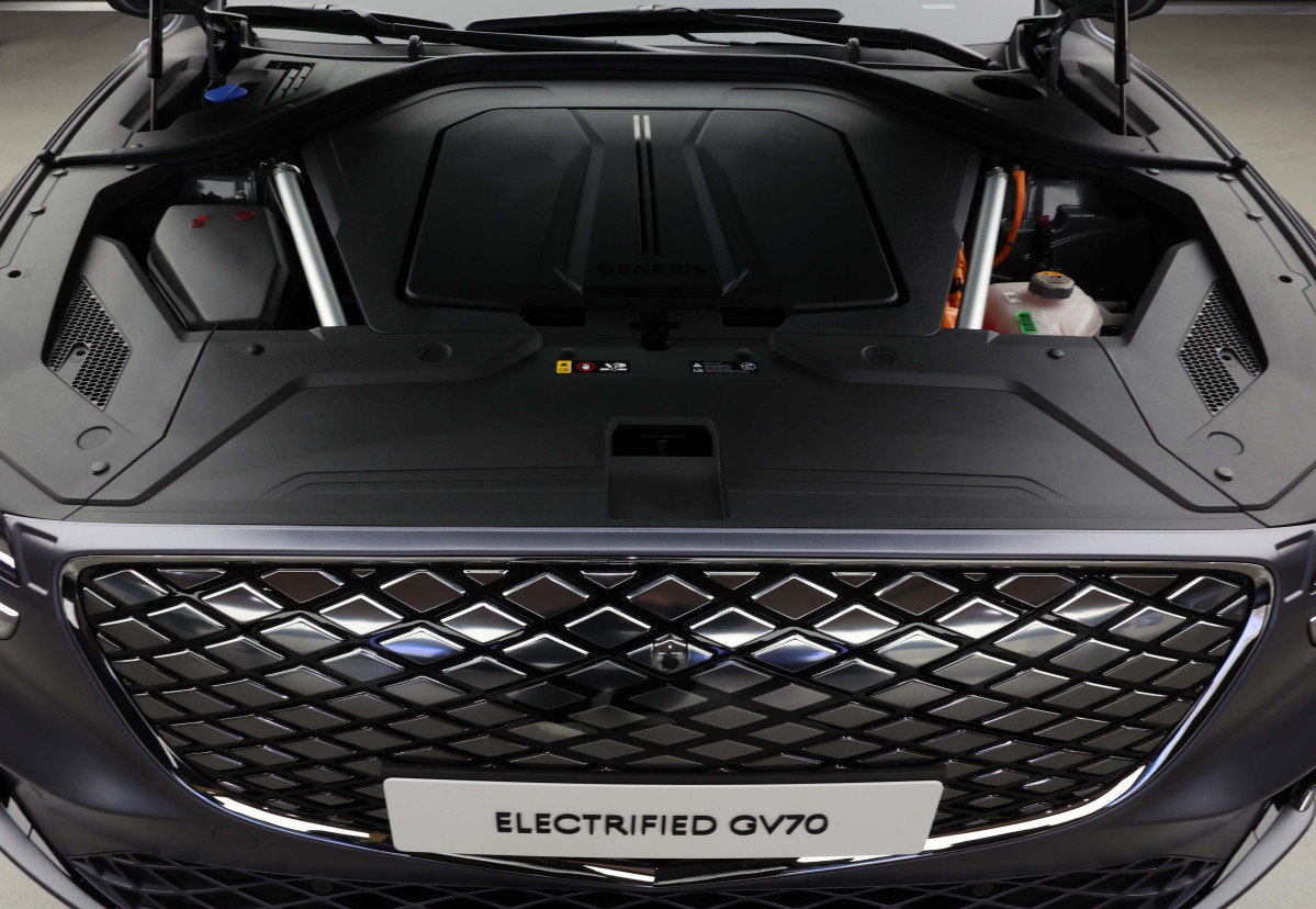 ▲현대차의 고급 브랜드 제네시스가 16일 경기 용인시 제네시스 수지에서 중형 전기 SUV ‘GV70 전동화 모델’ 부분변경(페이스리프트) 미디어데이를 갖고 차량을 선보이고 있다. 약 2년 10개월 만에 선보인는 부분변경 모델은 브랜드 디자인 철학인 '역동적인 우아함'을 바탕으로 디테일이 돋보이는 고급스러운 내외장 디자인을 갖췄다. GV70 전동화 모델엔 에너지 밀도가 높아진 4세대 SK온 배터리가 탑재됐다. 용량이 기존 77.4kWh에서 84kWh로 늘어 1회 충전 주행가능거리도 400km에서 423km(19인치 휠 기준)로 증가했다. 판매가격은 전기차 세제혜택 적용 기준 7530만원이다. 신태현 기자 holjjak@