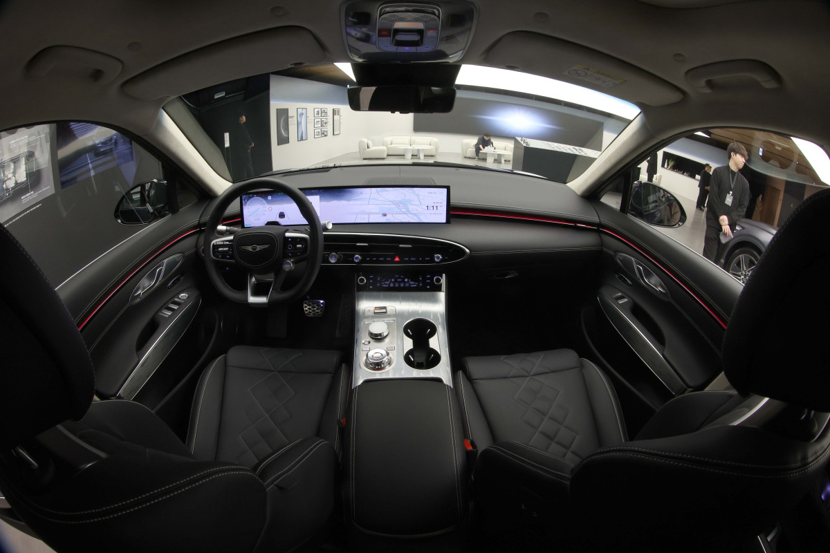 ▲현대차의 고급 브랜드 제네시스가 16일 경기 용인시 제네시스 수지에서 중형 전기 SUV ‘GV70 전동화 모델’ 부분변경(페이스리프트) 미디어데이를 갖고 차량을 선보이고 있다. 약 2년 10개월 만에 선보인는 부분변경 모델은 브랜드 디자인 철학인 '역동적인 우아함'을 바탕으로 디테일이 돋보이는 고급스러운 내외장 디자인을 갖췄다. GV70 전동화 모델엔 에너지 밀도가 높아진 4세대 SK온 배터리가 탑재됐다. 용량이 기존 77.4kWh에서 84kWh로 늘어 1회 충전 주행가능거리도 400km에서 423km(19인치 휠 기준)로 증가했다. 판매가격은 전기차 세제혜택 적용 기준 7530만원이다. 신태현 기자 holjjak@