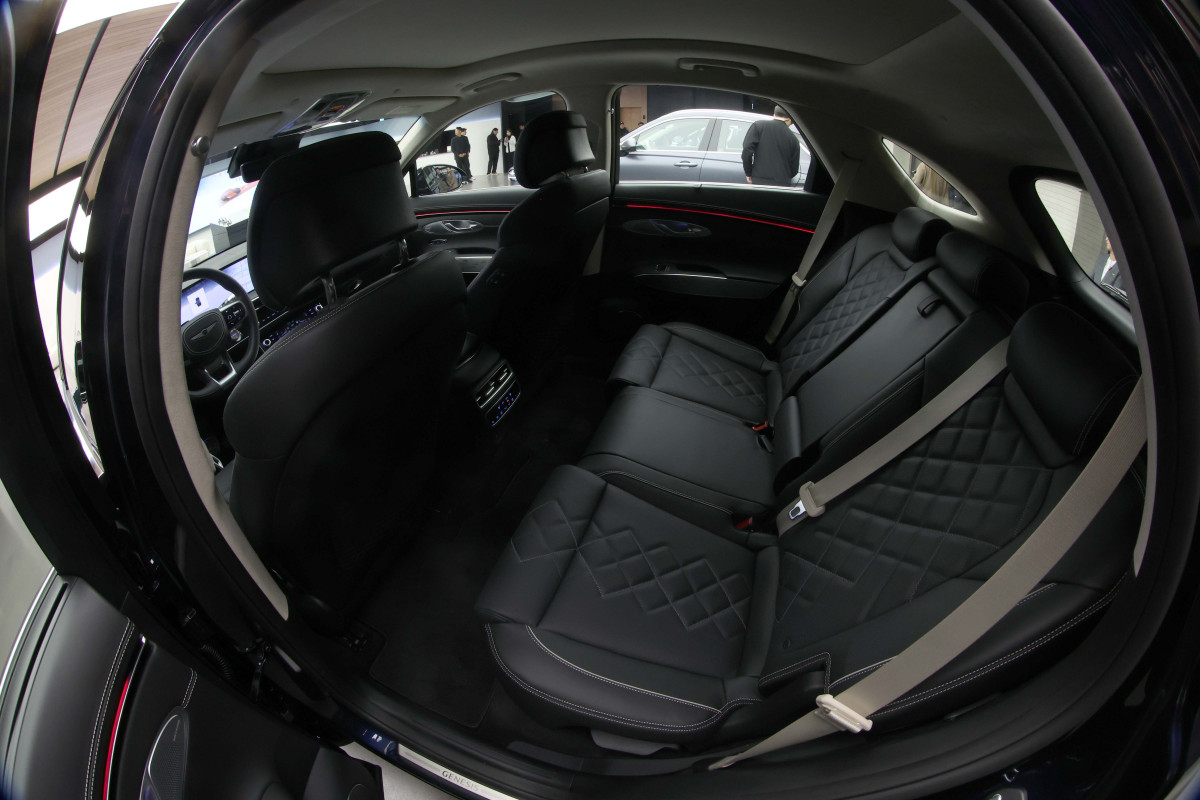 ▲현대차의 고급 브랜드 제네시스가 16일 경기 용인시 제네시스 수지에서 중형 전기 SUV ‘GV70 전동화 모델’ 부분변경(페이스리프트) 미디어데이를 갖고 차량을 선보이고 있다. 약 2년 10개월 만에 선보인는 부분변경 모델은 브랜드 디자인 철학인 '역동적인 우아함'을 바탕으로 디테일이 돋보이는 고급스러운 내외장 디자인을 갖췄다. GV70 전동화 모델엔 에너지 밀도가 높아진 4세대 SK온 배터리가 탑재됐다. 용량이 기존 77.4kWh에서 84kWh로 늘어 1회 충전 주행가능거리도 400km에서 423km(19인치 휠 기준)로 증가했다. 판매가격은 전기차 세제혜택 적용 기준 7530만원이다. 신태현 기자 holjjak@