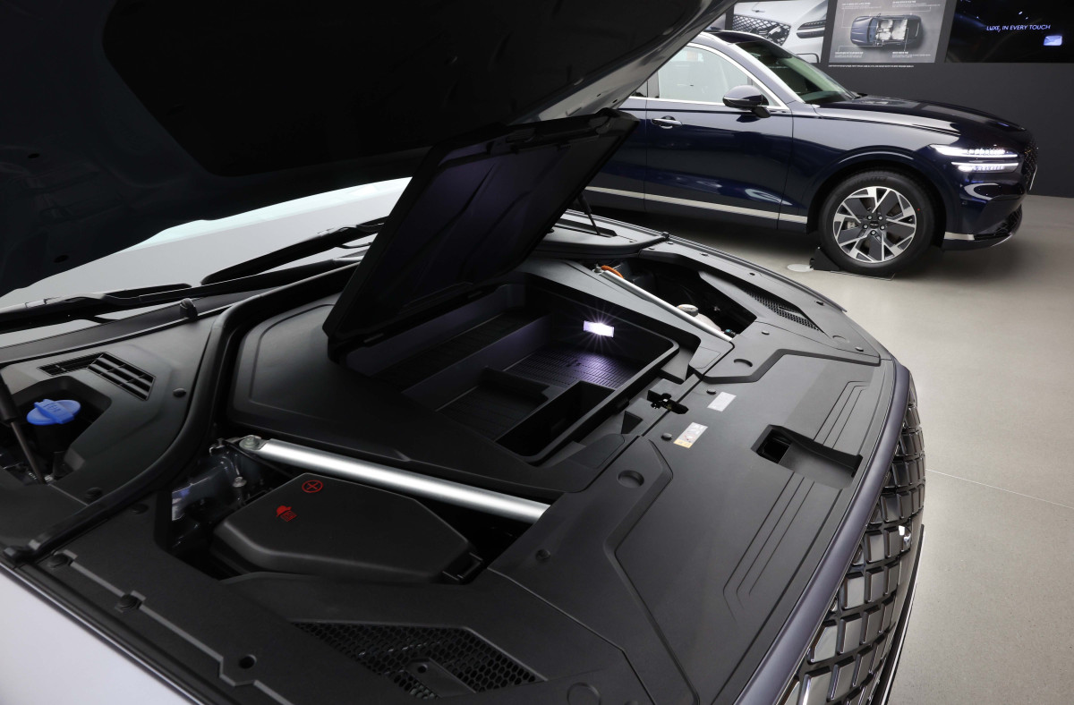 ▲현대차의 고급 브랜드 제네시스가 16일 경기 용인시 제네시스 수지에서 중형 전기 SUV ‘GV70 전동화 모델’ 부분변경(페이스리프트) 미디어데이를 갖고 차량을 선보이고 있다. 약 2년 10개월 만에 선보인는 부분변경 모델은 브랜드 디자인 철학인 '역동적인 우아함'을 바탕으로 디테일이 돋보이는 고급스러운 내외장 디자인을 갖췄다. GV70 전동화 모델엔 에너지 밀도가 높아진 4세대 SK온 배터리가 탑재됐다. 용량이 기존 77.4kWh에서 84kWh로 늘어 1회 충전 주행가능거리도 400km에서 423km(19인치 휠 기준)로 증가했다. 판매가격은 전기차 세제혜택 적용 기준 7530만원이다. 신태현 기자 holjjak@