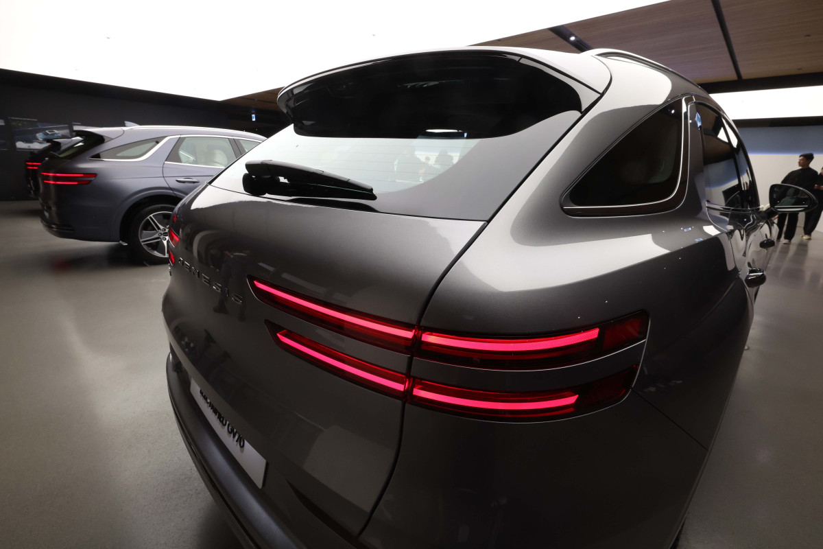 ▲현대차의 고급 브랜드 제네시스가 16일 경기 용인시 제네시스 수지에서 중형 전기 SUV ‘GV70 전동화 모델’ 부분변경(페이스리프트) 미디어데이를 갖고 차량을 선보이고 있다. 약 2년 10개월 만에 선보인는 부분변경 모델은 브랜드 디자인 철학인 '역동적인 우아함'을 바탕으로 디테일이 돋보이는 고급스러운 내외장 디자인을 갖췄다. GV70 전동화 모델엔 에너지 밀도가 높아진 4세대 SK온 배터리가 탑재됐다. 용량이 기존 77.4kWh에서 84kWh로 늘어 1회 충전 주행가능거리도 400km에서 423km(19인치 휠 기준)로 증가했다. 판매가격은 전기차 세제혜택 적용 기준 7530만원이다. 신태현 기자 holjjak@