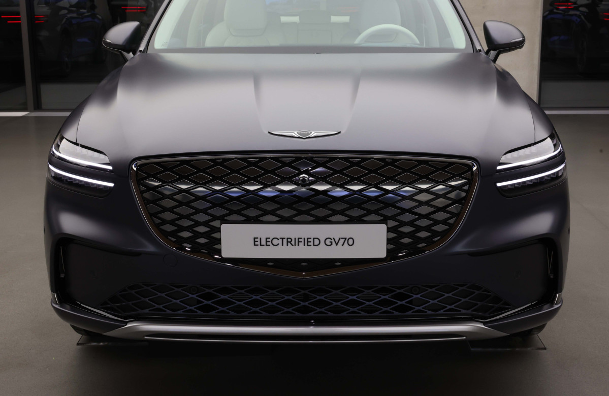 ▲현대차의 고급 브랜드 제네시스가 16일 경기 용인시 제네시스 수지에서 중형 전기 SUV ‘GV70 전동화 모델’ 부분변경(페이스리프트) 미디어데이를 갖고 차량을 선보이고 있다. 약 2년 10개월 만에 선보인는 부분변경 모델은 브랜드 디자인 철학인 '역동적인 우아함'을 바탕으로 디테일이 돋보이는 고급스러운 내외장 디자인을 갖췄다. GV70 전동화 모델엔 에너지 밀도가 높아진 4세대 SK온 배터리가 탑재됐다. 용량이 기존 77.4kWh에서 84kWh로 늘어 1회 충전 주행가능거리도 400km에서 423km(19인치 휠 기준)로 증가했다. 판매가격은 전기차 세제혜택 적용 기준 7530만원이다. 신태현 기자 holjjak@