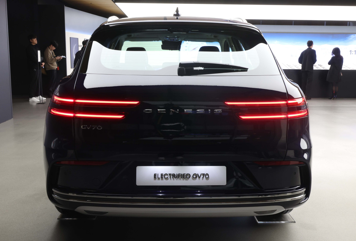 ▲현대차의 고급 브랜드 제네시스가 16일 경기 용인시 제네시스 수지에서 중형 전기 SUV ‘GV70 전동화 모델’ 부분변경(페이스리프트) 미디어데이를 갖고 차량을 선보이고 있다. 약 2년 10개월 만에 선보인는 부분변경 모델은 브랜드 디자인 철학인 '역동적인 우아함'을 바탕으로 디테일이 돋보이는 고급스러운 내외장 디자인을 갖췄다. GV70 전동화 모델엔 에너지 밀도가 높아진 4세대 SK온 배터리가 탑재됐다. 용량이 기존 77.4kWh에서 84kWh로 늘어 1회 충전 주행가능거리도 400km에서 423km(19인치 휠 기준)로 증가했다. 판매가격은 전기차 세제혜택 적용 기준 7530만원이다. 신태현 기자 holjjak@
