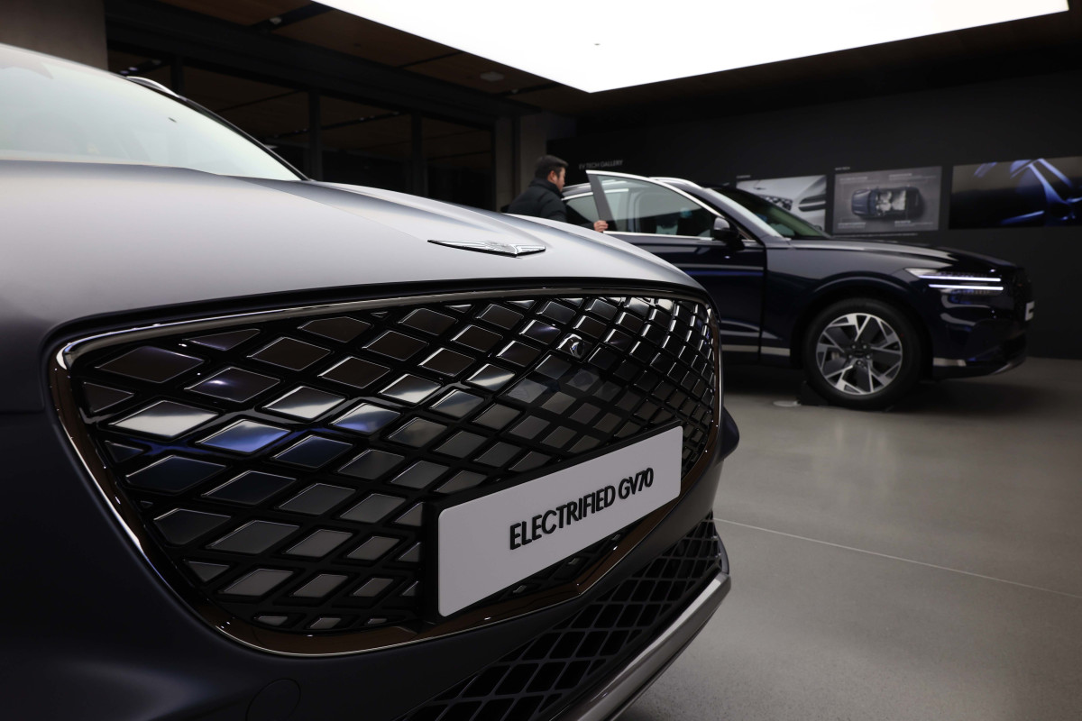 ▲현대차의 고급 브랜드 제네시스가 16일 경기 용인시 제네시스 수지에서 중형 전기 SUV ‘GV70 전동화 모델’ 부분변경(페이스리프트) 미디어데이를 갖고 차량을 선보이고 있다. 약 2년 10개월 만에 선보인는 부분변경 모델은 브랜드 디자인 철학인 '역동적인 우아함'을 바탕으로 디테일이 돋보이는 고급스러운 내외장 디자인을 갖췄다. GV70 전동화 모델엔 에너지 밀도가 높아진 4세대 SK온 배터리가 탑재됐다. 용량이 기존 77.4kWh에서 84kWh로 늘어 1회 충전 주행가능거리도 400km에서 423km(19인치 휠 기준)로 증가했다. 판매가격은 전기차 세제혜택 적용 기준 7530만원이다. 신태현 기자 holjjak@