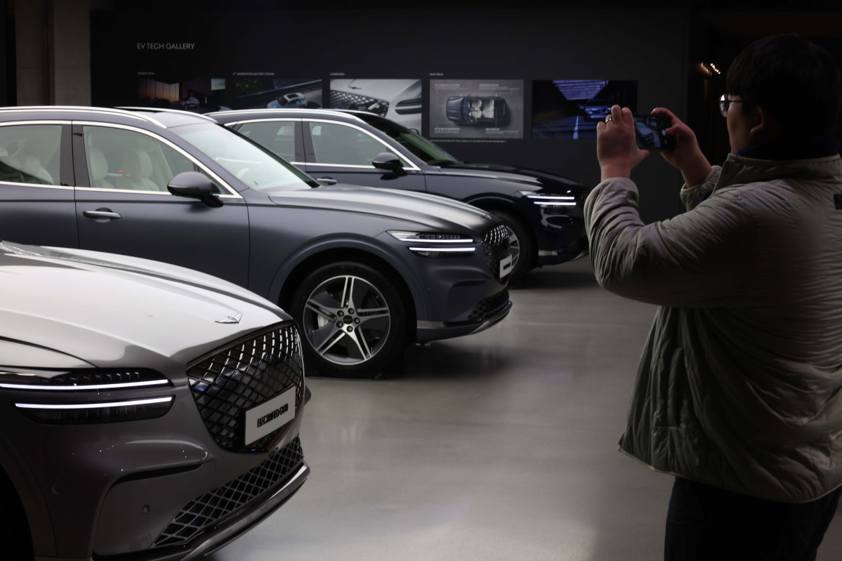 ▲현대차의 고급 브랜드 제네시스가 16일 경기 용인시 제네시스 수지에서 중형 전기 SUV ‘GV70 전동화 모델’ 부분변경(페이스리프트) 미디어데이를 갖고 차량을 선보이고 있다. 약 2년 10개월 만에 선보인는 부분변경 모델은 브랜드 디자인 철학인 '역동적인 우아함'을 바탕으로 디테일이 돋보이는 고급스러운 내외장 디자인을 갖췄다. GV70 전동화 모델엔 에너지 밀도가 높아진 4세대 SK온 배터리가 탑재됐다. 용량이 기존 77.4kWh에서 84kWh로 늘어 1회 충전 주행가능거리도 400km에서 423km(19인치 휠 기준)로 증가했다. 판매가격은 전기차 세제혜택 적용 기준 7530만원이다. 신태현 기자 holjjak@