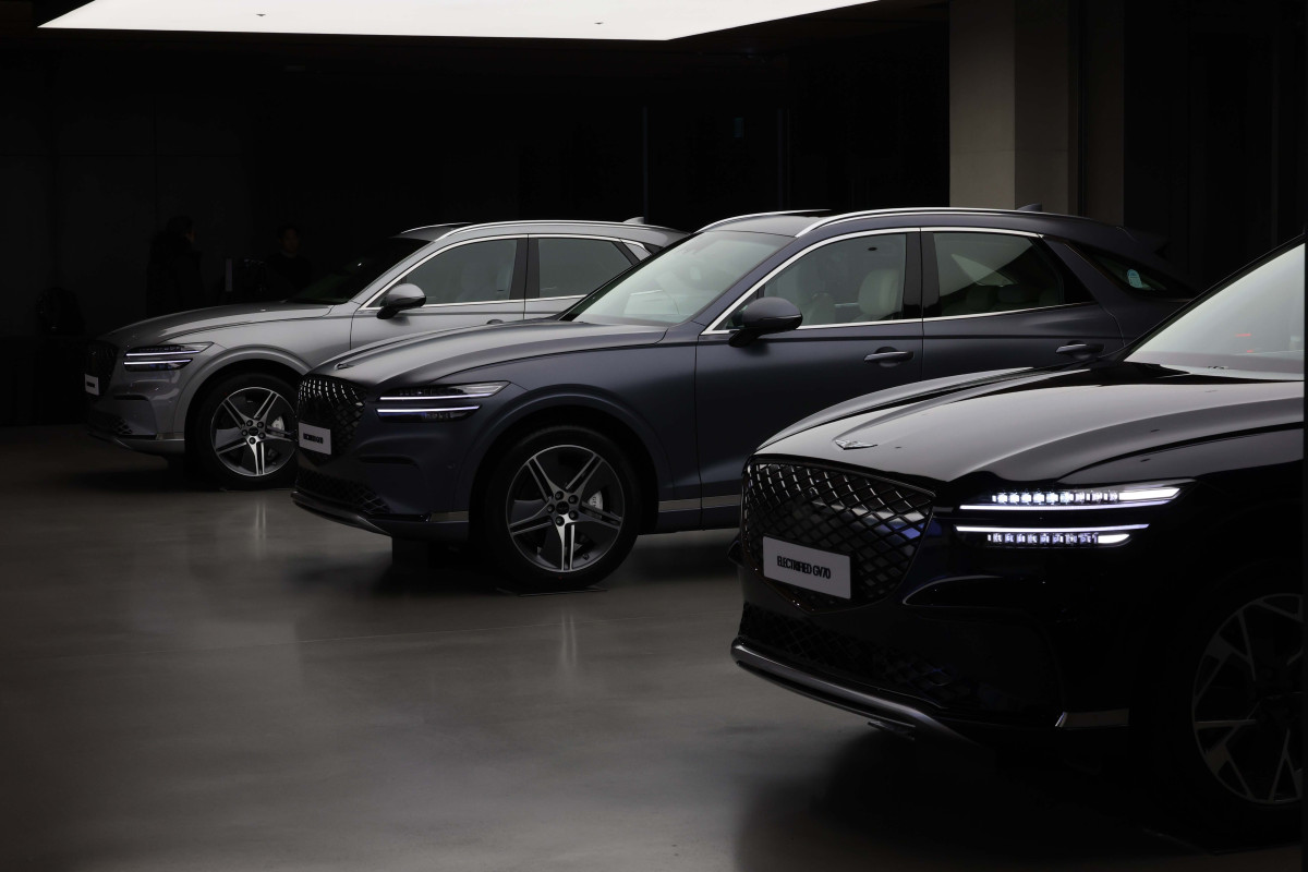 ▲현대차의 고급 브랜드 제네시스가 16일 경기 용인시 제네시스 수지에서 중형 전기 SUV ‘GV70 전동화 모델’ 부분변경(페이스리프트) 미디어데이를 갖고 차량을 선보이고 있다. 약 2년 10개월 만에 선보인는 부분변경 모델은 브랜드 디자인 철학인 '역동적인 우아함'을 바탕으로 디테일이 돋보이는 고급스러운 내외장 디자인을 갖췄다. GV70 전동화 모델엔 에너지 밀도가 높아진 4세대 SK온 배터리가 탑재됐다. 용량이 기존 77.4kWh에서 84kWh로 늘어 1회 충전 주행가능거리도 400km에서 423km(19인치 휠 기준)로 증가했다. 판매가격은 전기차 세제혜택 적용 기준 7530만원이다. 신태현 기자 holjjak@