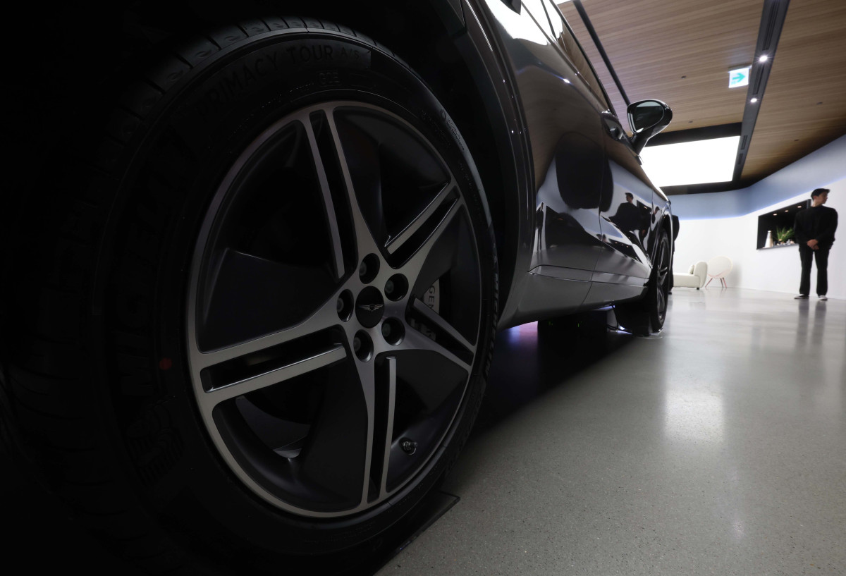 ▲현대차의 고급 브랜드 제네시스가 16일 경기 용인시 제네시스 수지에서 중형 전기 SUV ‘GV70 전동화 모델’ 부분변경(페이스리프트) 미디어데이를 갖고 차량을 선보이고 있다. 약 2년 10개월 만에 선보인는 부분변경 모델은 브랜드 디자인 철학인 '역동적인 우아함'을 바탕으로 디테일이 돋보이는 고급스러운 내외장 디자인을 갖췄다. GV70 전동화 모델엔 에너지 밀도가 높아진 4세대 SK온 배터리가 탑재됐다. 용량이 기존 77.4kWh에서 84kWh로 늘어 1회 충전 주행가능거리도 400km에서 423km(19인치 휠 기준)로 증가했다. 판매가격은 전기차 세제혜택 적용 기준 7530만원이다. 신태현 기자 holjjak@