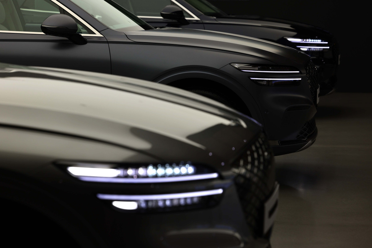 ▲현대차의 고급 브랜드 제네시스가 16일 경기 용인시 제네시스 수지에서 중형 전기 SUV ‘GV70 전동화 모델’ 부분변경(페이스리프트) 미디어데이를 갖고 차량을 선보이고 있다. 약 2년 10개월 만에 선보인는 부분변경 모델은 브랜드 디자인 철학인 '역동적인 우아함'을 바탕으로 디테일이 돋보이는 고급스러운 내외장 디자인을 갖췄다. GV70 전동화 모델엔 에너지 밀도가 높아진 4세대 SK온 배터리가 탑재됐다. 용량이 기존 77.4kWh에서 84kWh로 늘어 1회 충전 주행가능거리도 400km에서 423km(19인치 휠 기준)로 증가했다. 판매가격은 전기차 세제혜택 적용 기준 7530만원이다. 신태현 기자 holjjak@