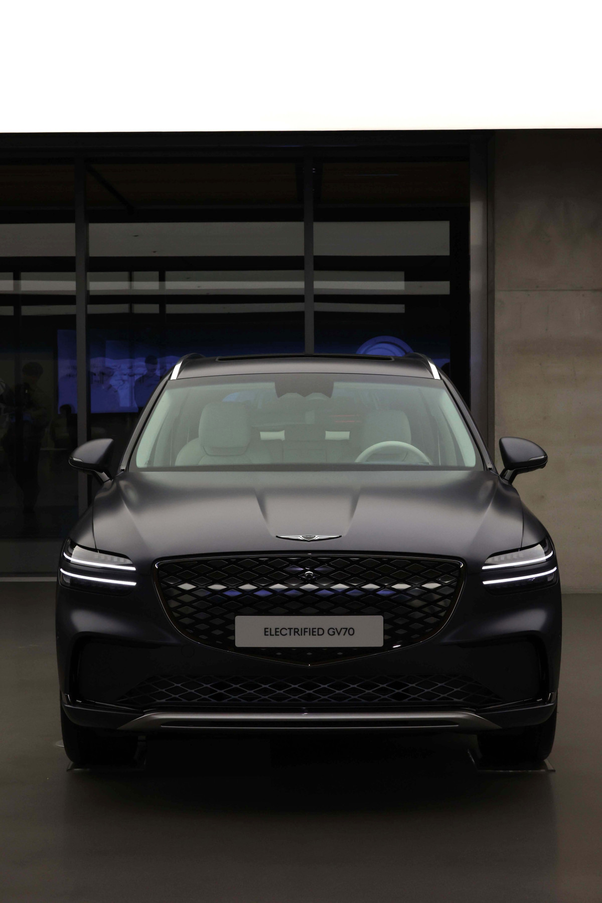 ▲현대차의 고급 브랜드 제네시스가 16일 경기 용인시 제네시스 수지에서 중형 전기 SUV ‘GV70 전동화 모델’ 부분변경(페이스리프트) 미디어데이를 갖고 차량을 선보이고 있다. 약 2년 10개월 만에 선보인는 부분변경 모델은 브랜드 디자인 철학인 '역동적인 우아함'을 바탕으로 디테일이 돋보이는 고급스러운 내외장 디자인을 갖췄다. GV70 전동화 모델엔 에너지 밀도가 높아진 4세대 SK온 배터리가 탑재됐다. 용량이 기존 77.4kWh에서 84kWh로 늘어 1회 충전 주행가능거리도 400km에서 423km(19인치 휠 기준)로 증가했다. 판매가격은 전기차 세제혜택 적용 기준 7530만원이다. 신태현 기자 holjjak@