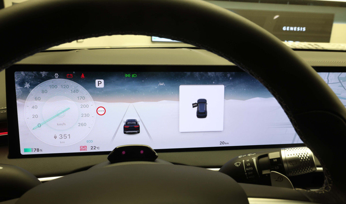 ▲현대차의 고급 브랜드 제네시스가 16일 경기 용인시 제네시스 수지에서 중형 전기 SUV ‘GV70 전동화 모델’ 부분변경(페이스리프트) 미디어데이를 갖고 차량을 선보이고 있다. 약 2년 10개월 만에 선보인는 부분변경 모델은 브랜드 디자인 철학인 '역동적인 우아함'을 바탕으로 디테일이 돋보이는 고급스러운 내외장 디자인을 갖췄다. GV70 전동화 모델엔 에너지 밀도가 높아진 4세대 SK온 배터리가 탑재됐다. 용량이 기존 77.4kWh에서 84kWh로 늘어 1회 충전 주행가능거리도 400km에서 423km(19인치 휠 기준)로 증가했다. 판매가격은 전기차 세제혜택 적용 기준 7530만원이다. 신태현 기자 holjjak@