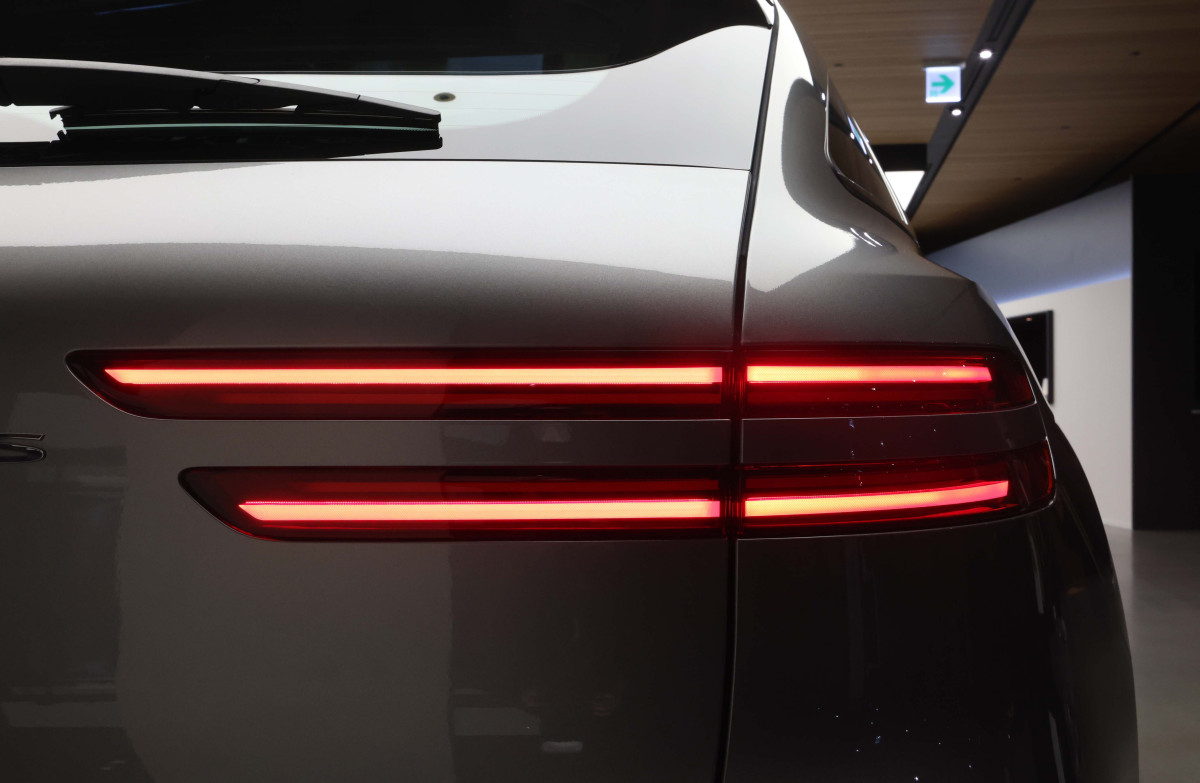 ▲현대차의 고급 브랜드 제네시스가 16일 경기 용인시 제네시스 수지에서 중형 전기 SUV ‘GV70 전동화 모델’ 부분변경(페이스리프트) 미디어데이를 갖고 차량을 선보이고 있다. 약 2년 10개월 만에 선보인는 부분변경 모델은 브랜드 디자인 철학인 '역동적인 우아함'을 바탕으로 디테일이 돋보이는 고급스러운 내외장 디자인을 갖췄다. GV70 전동화 모델엔 에너지 밀도가 높아진 4세대 SK온 배터리가 탑재됐다. 용량이 기존 77.4kWh에서 84kWh로 늘어 1회 충전 주행가능거리도 400km에서 423km(19인치 휠 기준)로 증가했다. 판매가격은 전기차 세제혜택 적용 기준 7530만원이다. 신태현 기자 holjjak@