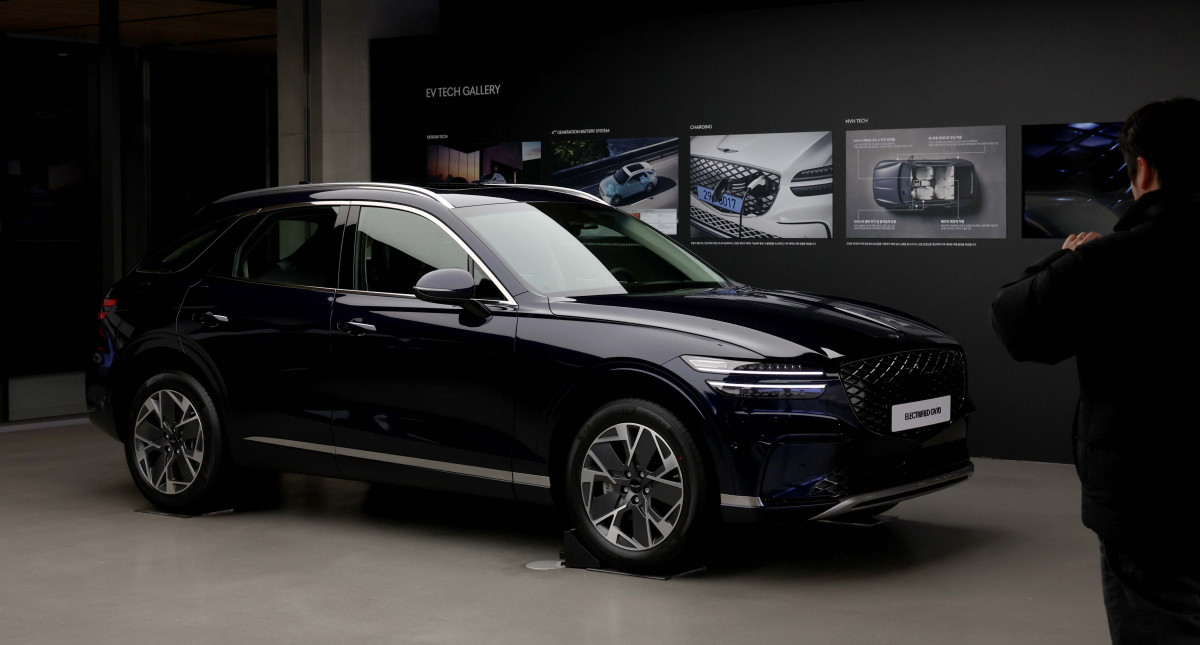 ▲현대차의 고급 브랜드 제네시스가 16일 경기 용인시 제네시스 수지에서 중형 전기 SUV ‘GV70 전동화 모델’ 부분변경(페이스리프트) 미디어데이를 갖고 차량을 선보이고 있다. 약 2년 10개월 만에 선보인는 부분변경 모델은 브랜드 디자인 철학인 '역동적인 우아함'을 바탕으로 디테일이 돋보이는 고급스러운 내외장 디자인을 갖췄다. GV70 전동화 모델엔 에너지 밀도가 높아진 4세대 SK온 배터리가 탑재됐다. 용량이 기존 77.4kWh에서 84kWh로 늘어 1회 충전 주행가능거리도 400km에서 423km(19인치 휠 기준)로 증가했다. 판매가격은 전기차 세제혜택 적용 기준 7530만원이다. 신태현 기자 holjjak@