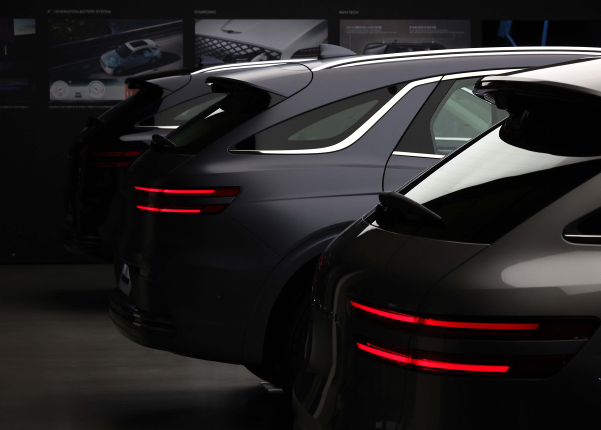 ▲현대차의 고급 브랜드 제네시스가 16일 경기 용인시 제네시스 수지에서 중형 전기 SUV ‘GV70 전동화 모델’ 부분변경(페이스리프트) 미디어데이를 갖고 차량을 선보이고 있다. 약 2년 10개월 만에 선보인는 부분변경 모델은 브랜드 디자인 철학인 '역동적인 우아함'을 바탕으로 디테일이 돋보이는 고급스러운 내외장 디자인을 갖췄다. GV70 전동화 모델엔 에너지 밀도가 높아진 4세대 SK온 배터리가 탑재됐다. 용량이 기존 77.4kWh에서 84kWh로 늘어 1회 충전 주행가능거리도 400km에서 423km(19인치 휠 기준)로 증가했다. 판매가격은 전기차 세제혜택 적용 기준 7530만원이다. 신태현 기자 holjjak@