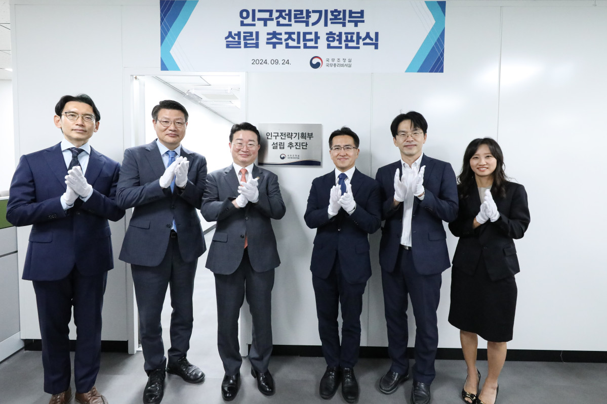 ▲지난해 9워 24일 세종시 한누리대로 411(KT&G타워) 13층에서 열린 인구전략기획부 설립 추진단 출범 현판식에서 내빈들이 기념촬영을 하고 있다. 왼쪽부터 김준민 청년정책협력관, 송경원 청년정책조정실장, 김종문 국무1차장, 최한경 대통령실 인구기획비서관, 황의수 인구기획비서관실 행정관, 박나연 추진단 기획총괄과장. (사진제공=총리실)