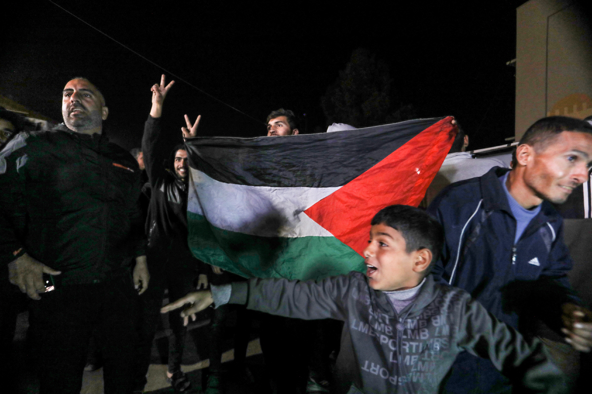 ▲팔레스타인 가자지구에서 15일(현지시간) 주민들이 이스라엘과 팔레스타인 무장단체 하마스의 휴전 합의 소식에 팔레스타인 깃발을 들고 기뻐하고 있다. 가자(팔레스타인)/UPI연합뉴스