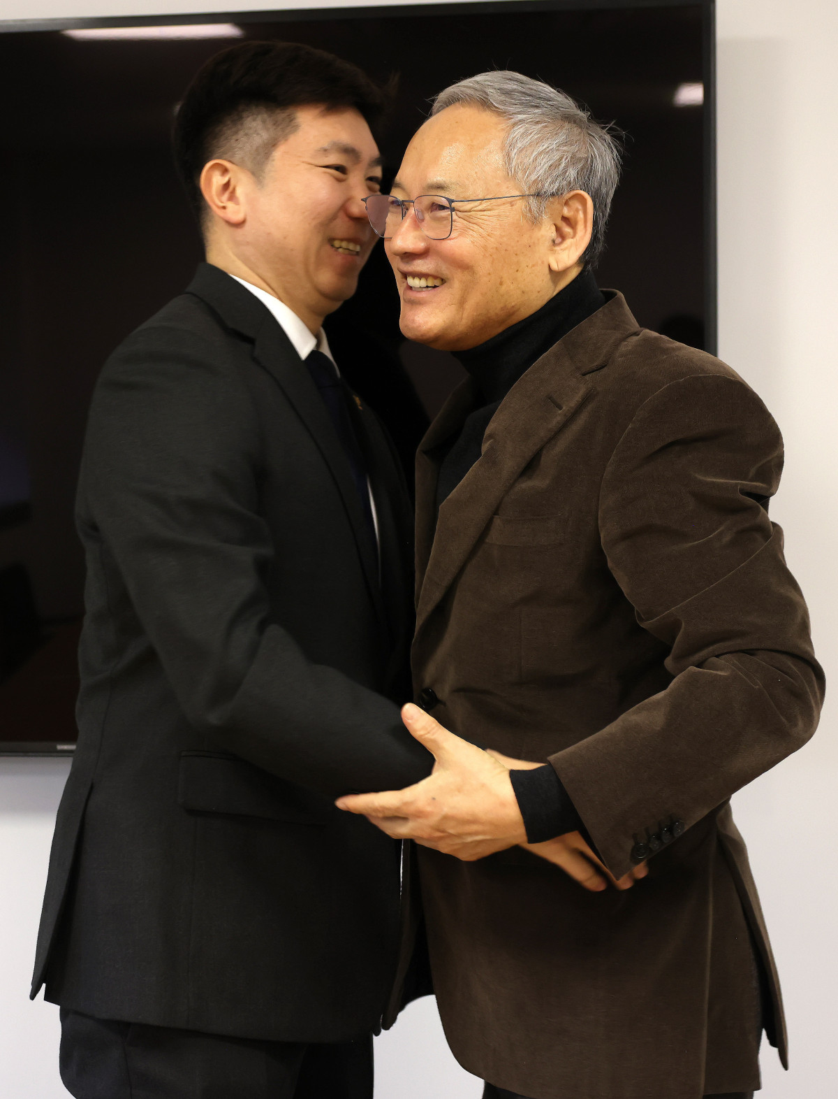 ▲유인촌 문화체육관광부 장관이 16일 서울 종로구 국립현대미술관 회의실에서 유승민 제42대 대한체육회장 당선인과 인사를 나누고 있다. (문화체육관광부)