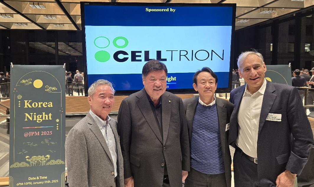 ▲(왼쪽부터)이승규 한국바이오협회 부회장, 서정진 셀트리온 회장, 이병건 지아이이노베이션 회장, 지부 안드레 안도니안 플래그십 파이어니어링 아시아태평양 의장이 미국 샌프란시스코 더 큐브(The Cube)에서 열린 ‘코리아 나이트 @JPM 2025’에 참가했다. (사진제공=JP모건 공동취재단)