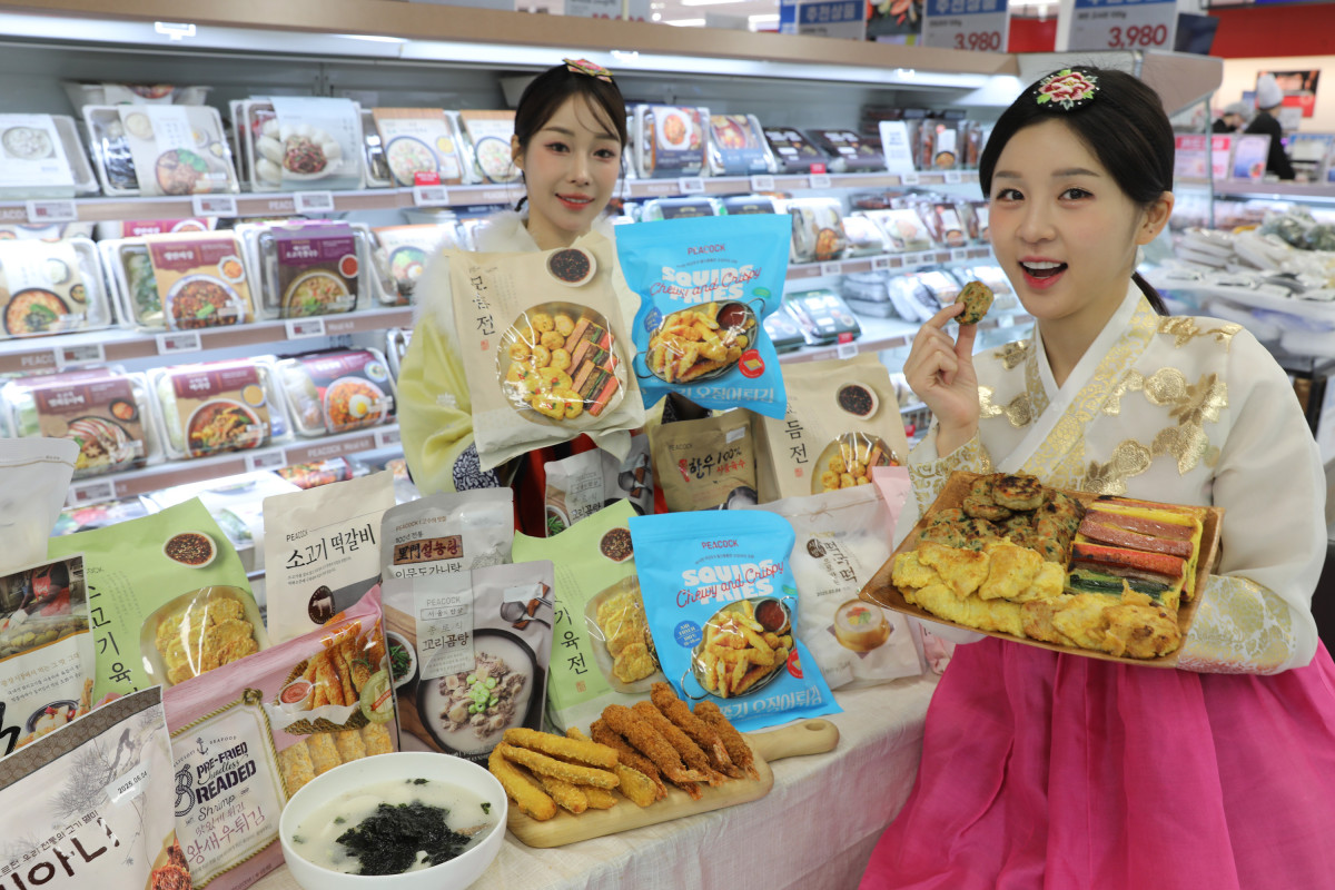 ▲'피코크' 간편 제수용품을 선보이는 모델. (사진제공=이마트)