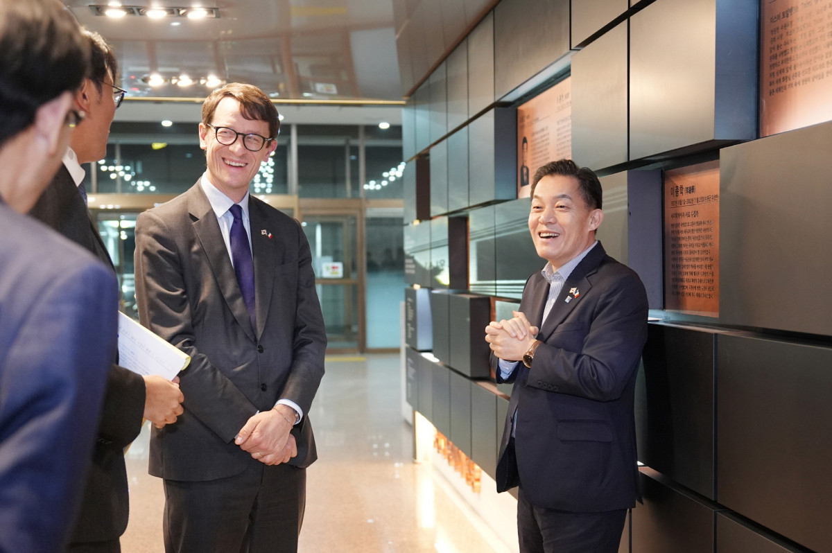 ▲이재준 시장이 베르투 대사와 수원시청 본관 로비에서 이야기를 나누고 있다. (수원특례시)