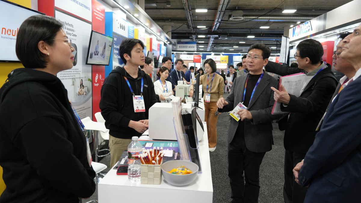 ▲'CES 2025' 용인시 단체관에 참여한 상현동 소재 기업인 '노을' 부스를 방문해 제품 설명을 듣고 있는 이상일 용인특례시장. (용인특례시)