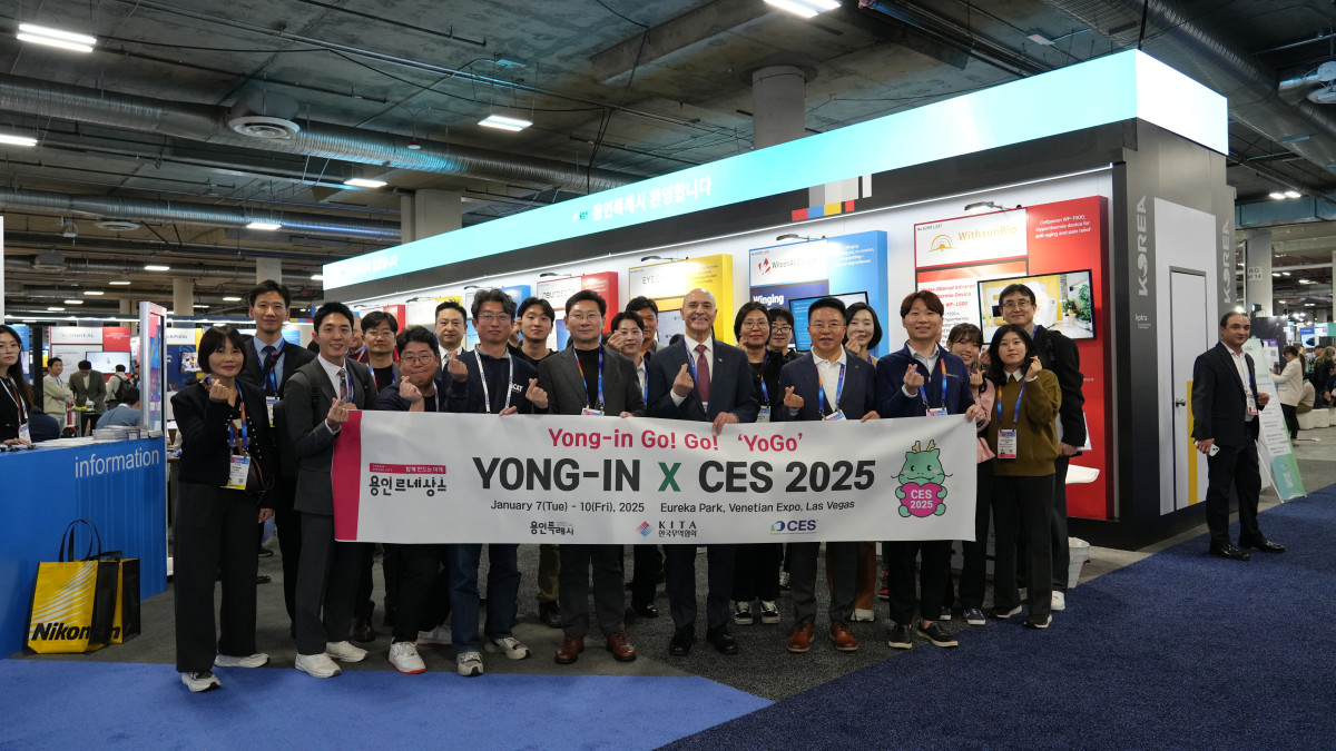 ▲이상일 용인특례시장은 1월 7일부터 10일까지 미국 라스베이커스에서 열린 'CES 2025'을 방문해 시 단체관으로 참여한 기업 관계자들과 수출인턴들을 격려했다. (용인특례시)