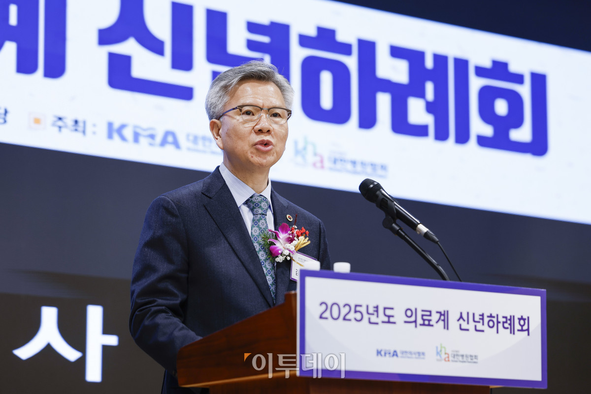 ▲김택우 대한의사협회장이 17일 서울 용산구 대한의사협회에서 열린 2025년도 의료계 신년하례회에서 신년사를 하고 있다. 조현호 기자 hyunho@