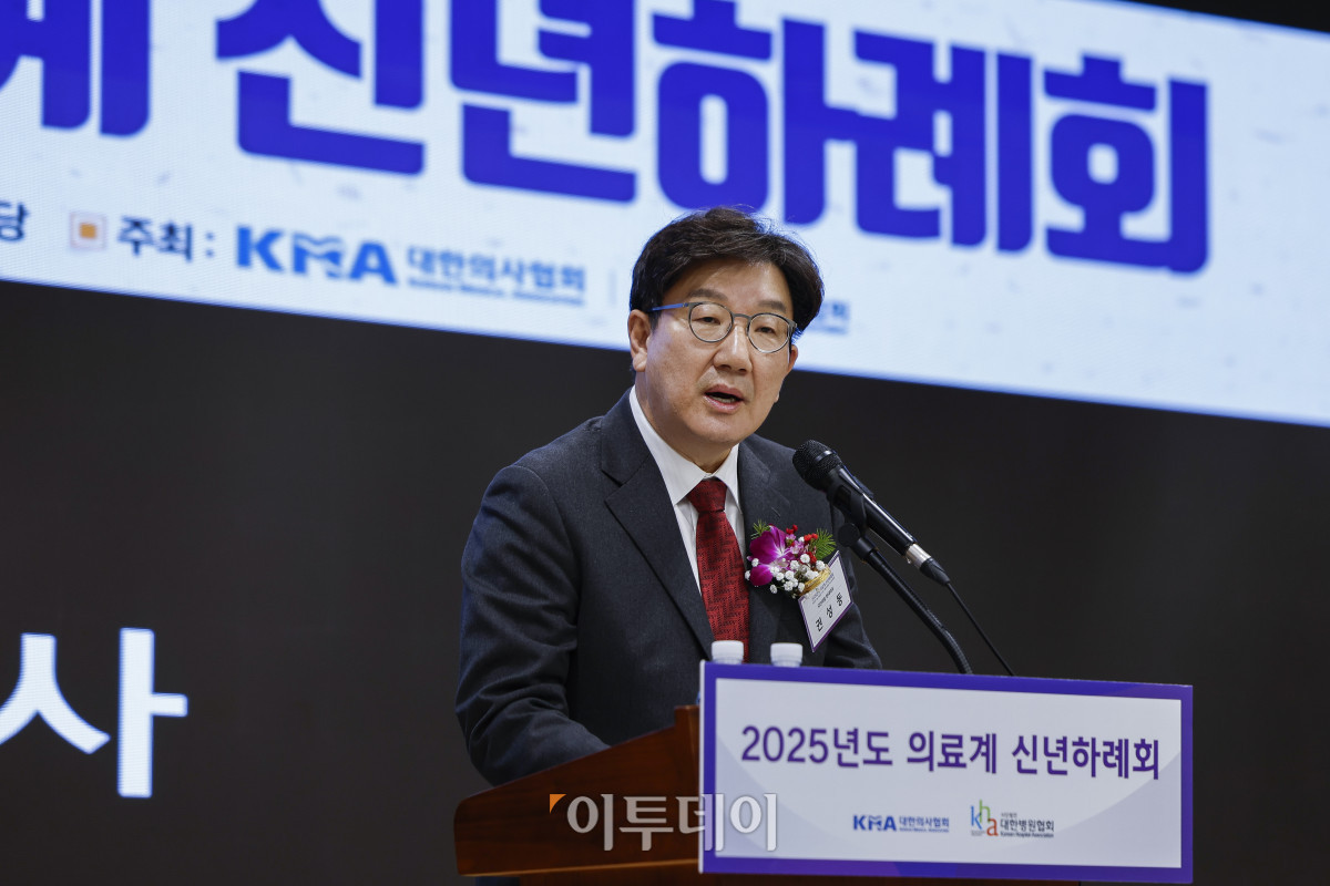 ▲권성동 국민의힘 원내대표가 17일 서울 용산구 대한의사협회에서 열린 2025년도 의료계 신년하례회에서 축사를 하고 있다. 조현호 기자 hyunho@