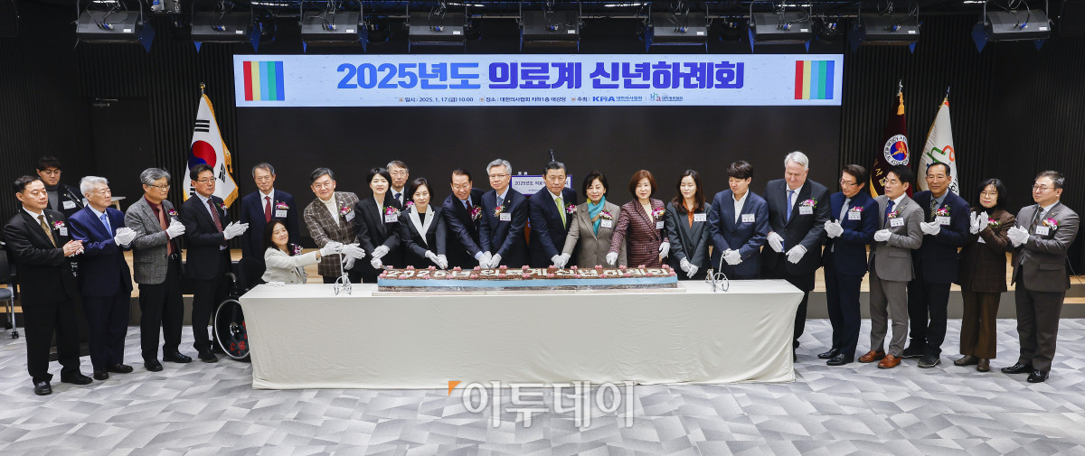 ▲김택우(왼쪽 열 두 번쨰) 대한의사협회장과 권영세(왼쪽 열 한번째) 국민의힘 비상대책위원장을 비롯한 참석자들이 17일 서울 용산구 대한의사협회에서 열린 2025년도 의료계 신년하례회에서 떡케익 커팅을 하고 있다. 조현호 기자 hyunho@