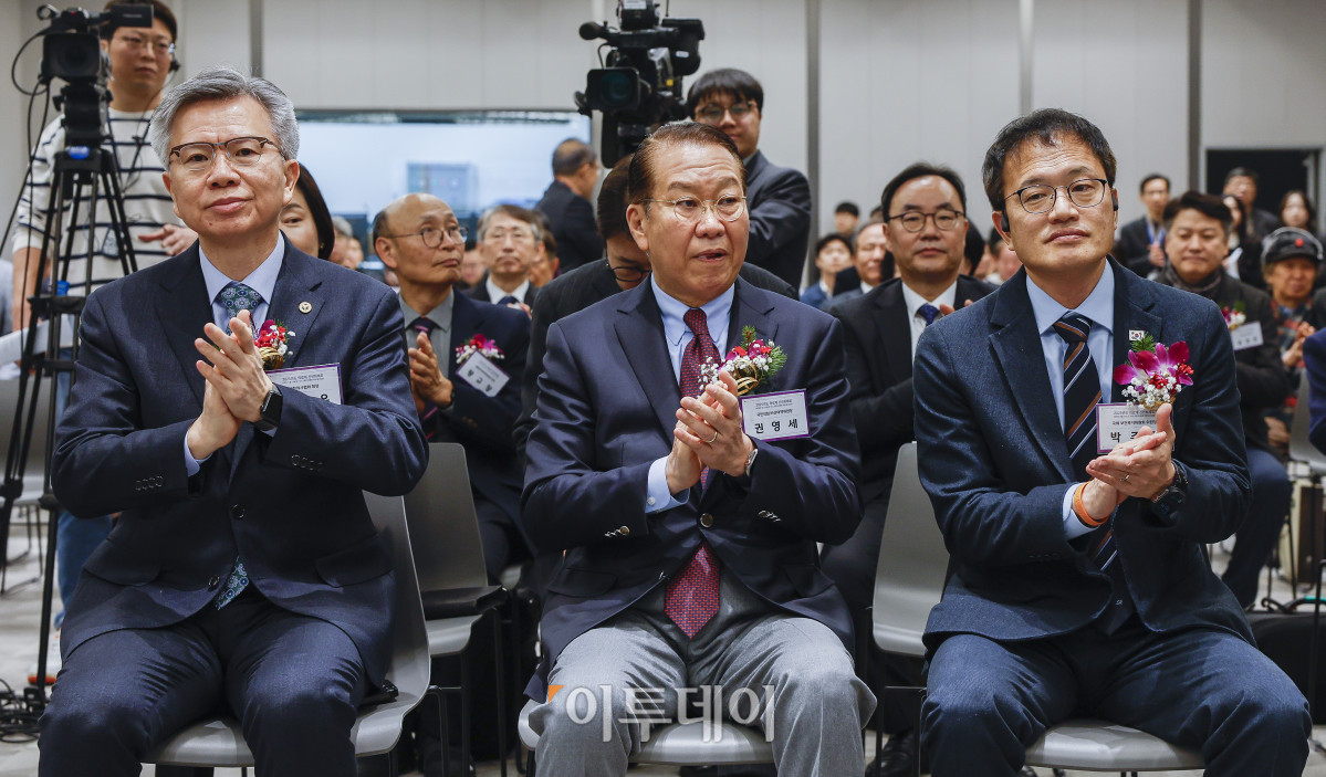 ▲김택우(왼쪽부터) 대한의사협회장과 권영세 국민의힘 비상대책위원장, 박주민 국회 보건복지위원회 위원장이 17일 서울 용산구 대한의사협회에서 열린 2025년도 의료계 신년하례회에서 박수를 치고 있다. 조현호 기자 hyunho@