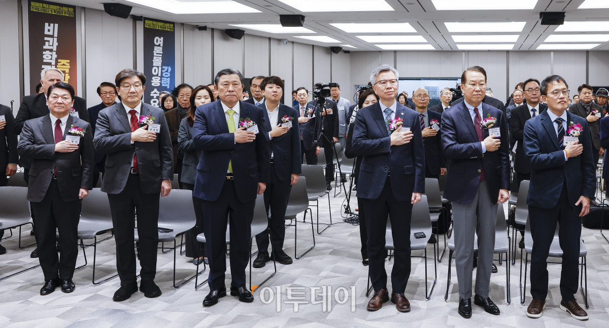 ▲김택우(앞줄 오른쪽 세 번째) 대한의사협회장과 권영세(앞줄 오른쪽 두 번째) 국민의힘 비상대책위원장을 비롯한 참석자들이 17일 서울 용산구 대한의사협회에서 열린 2025년도 의료계 신년하례회에서 국민의례를 하고 있다. 앞줄 오른쪽부터 박주민 국회 보건복지위원회 위원장, 권 비대위원장, 김 의협회장, 이성규 대한병원협회장, 국민의힘 권성동 원내대표, 안철수 의원. 조현호 기자 hyunho@