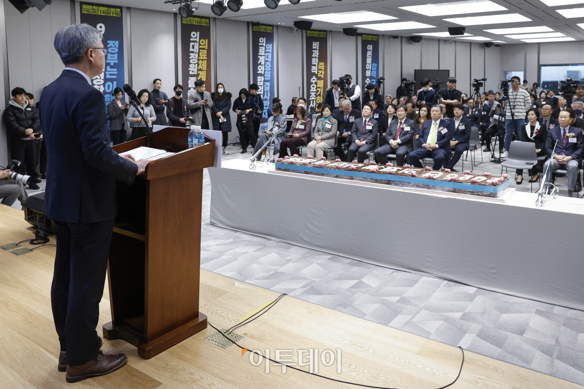 ▲김택우 대한의사협회장이 17일 서울 용산구 대한의사협회에서 열린 2025년도 의료계 신년하례회에서 신년사를 하고 있다. 조현호 기자 hyunho@