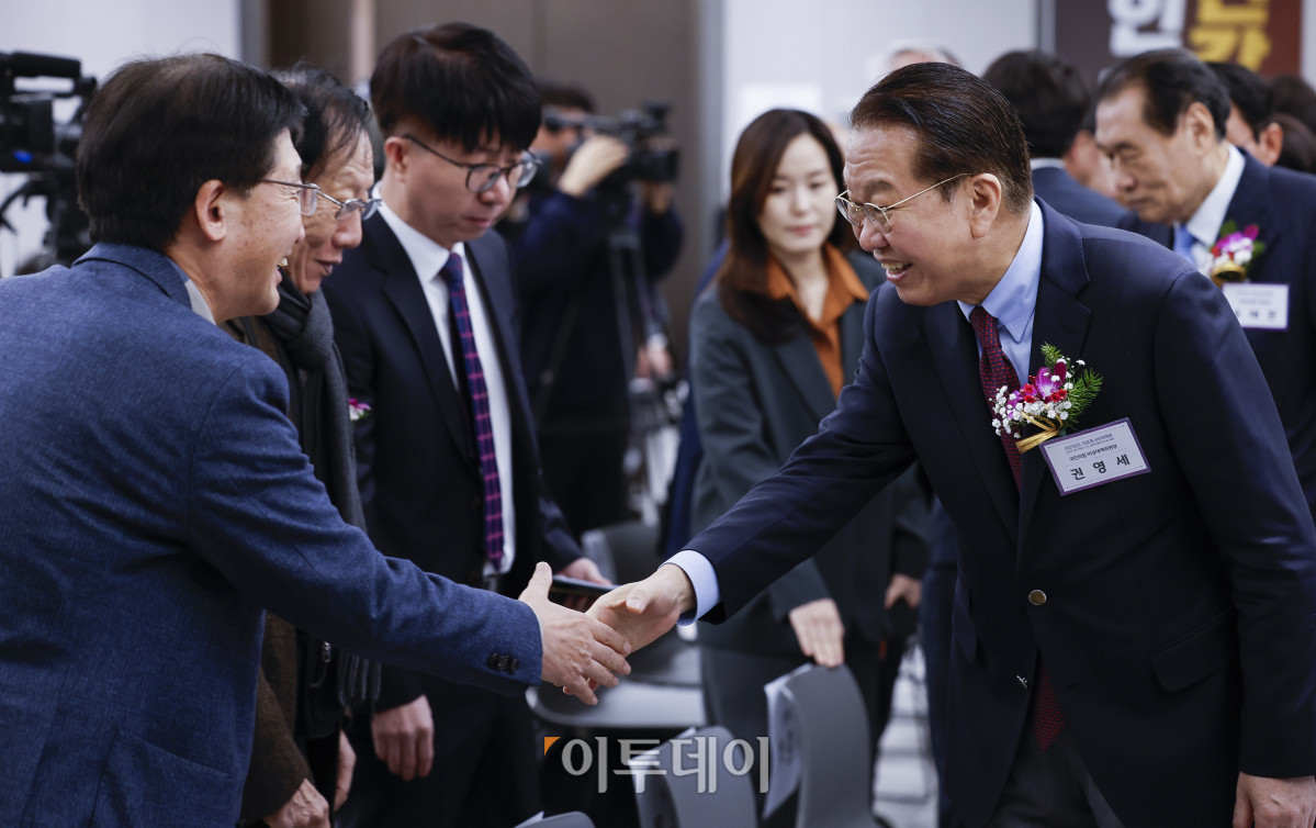 ▲권영세(오른쪽) 국민의힘 비상대책위원장이 17일 서울 용산구 대한의사협회에서 열린 2025년도 의료계 신년하례회에 참석하며 참석자들과 인사를 하고 있다. 조현호 기자 hyunho@