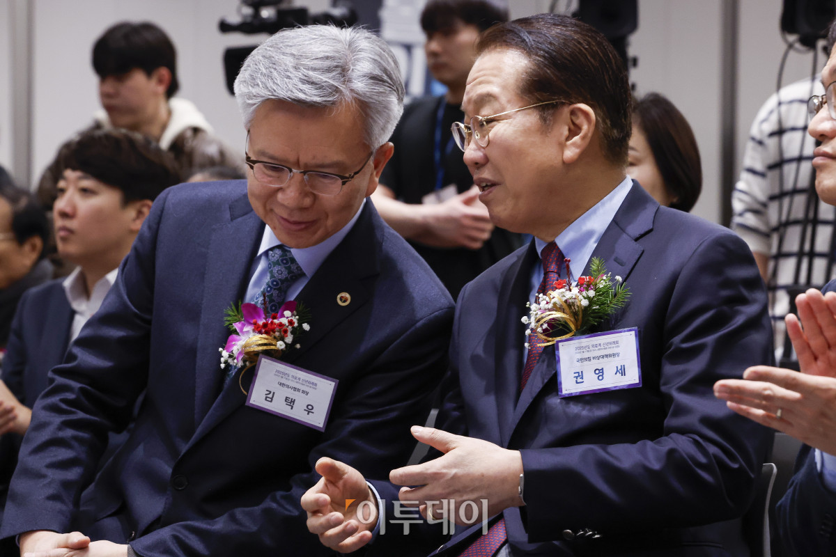 ▲김택우(왼쪽) 대한의사협회장과 권영세 국민의힘 비상대책위원장이 17일 서울 용산구 대한의사협회에서 열린 2025년도 의료계 신년하례회에서 대화를 하고 있다. 조현호 기자 hyunho@